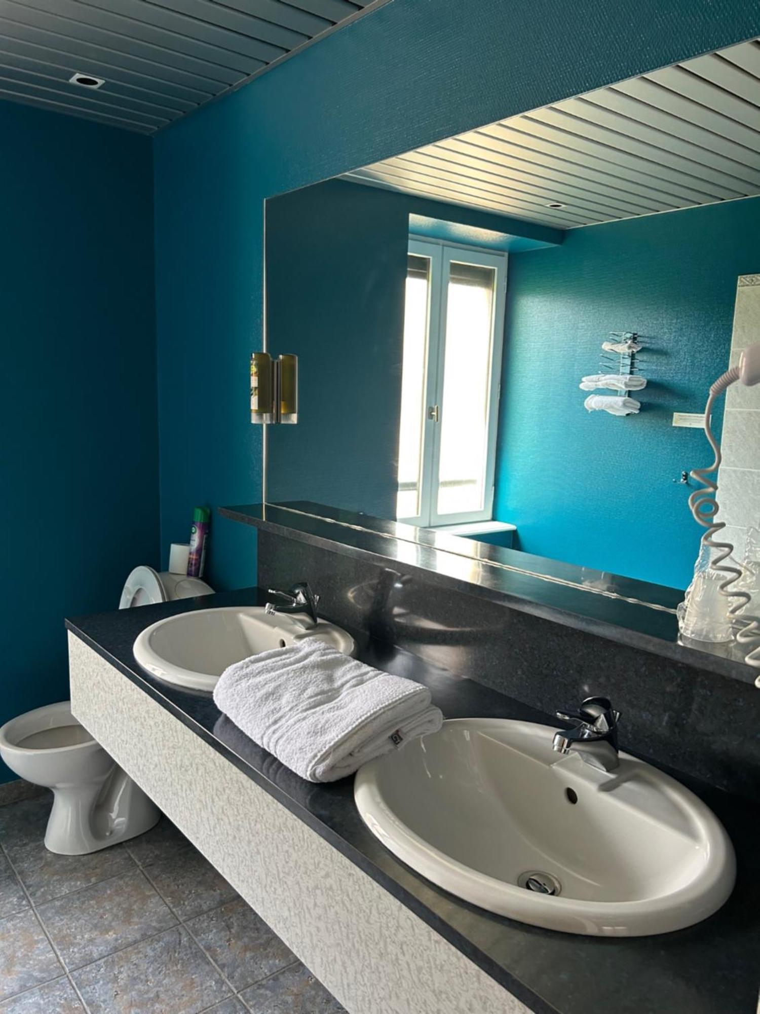 Le Bel Vue Hotel Le Cergne Bagian luar foto